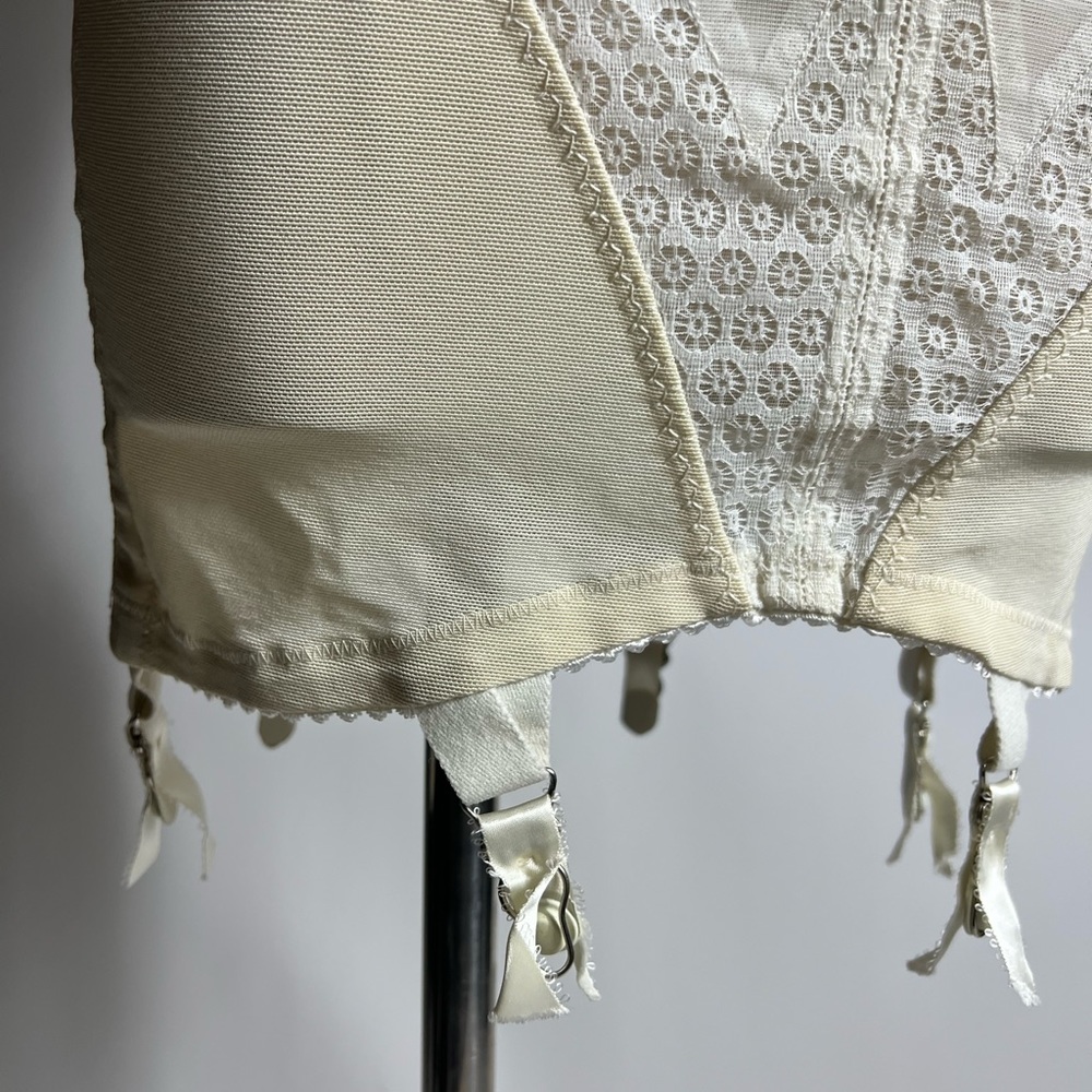 VINTAGE 60s/70s SnoFlake by Bali Girdle Bra with Garters Ivory Womens 37C - Picture 9 of 10